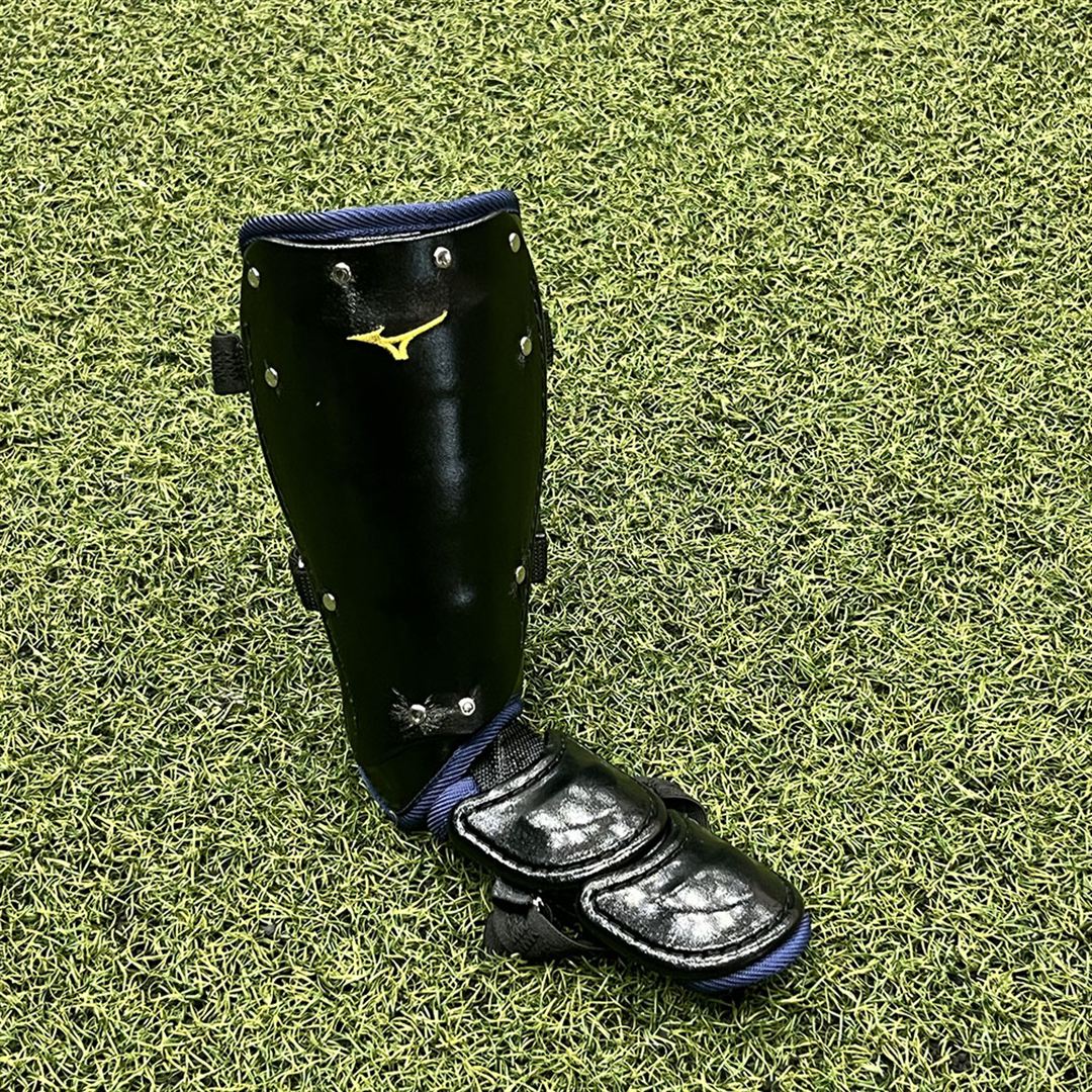 【ミズノ直営限定】フットガード(左足／右打者用)ブランドアンバサダーズコレクション 広島東洋カープ 曾澤翼カラー