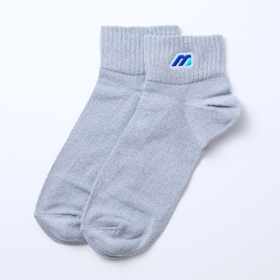 グレー