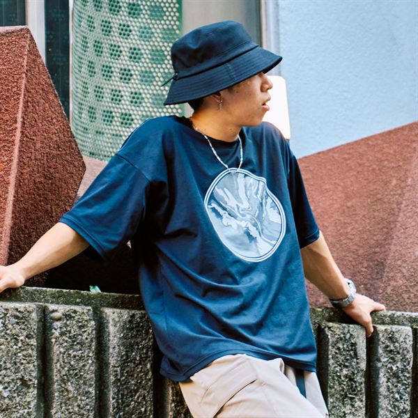 ルーズフィットグラフィックTシャツ