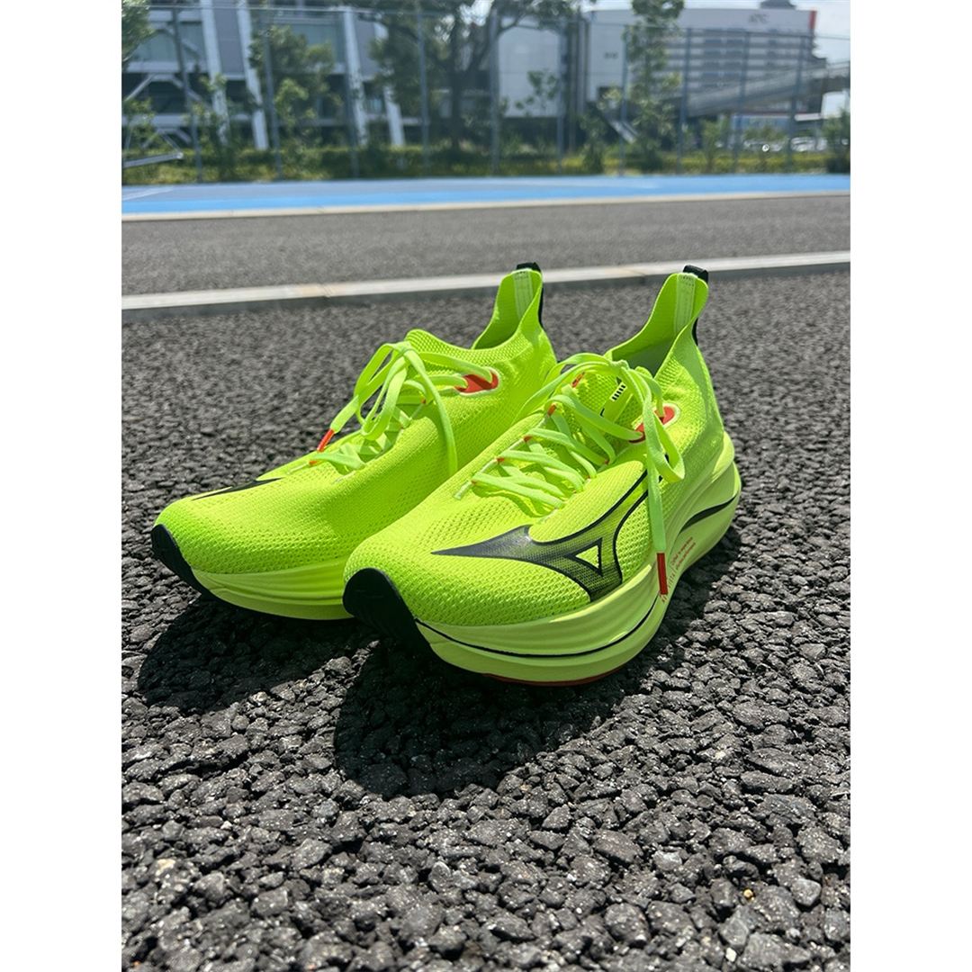 MIZUNO NEO VISTA(スピードワーク／テンポ走) イエローライム×ブラック×レッド 24.0