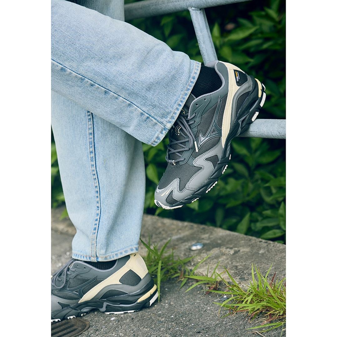 【ミズノ直営店限定】WAVE RIDER 10 CORDURA ブラック×ブラック×ベージュ 30.0