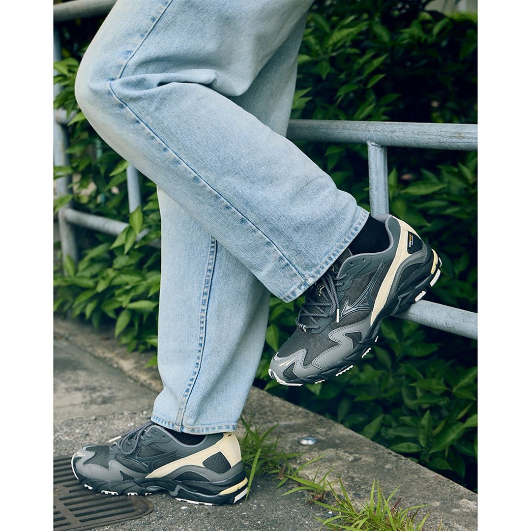 【ミズノ直営店限定】WAVE RIDER 10 CORDURA ブラック×ブラック×ベージュ 30.0
