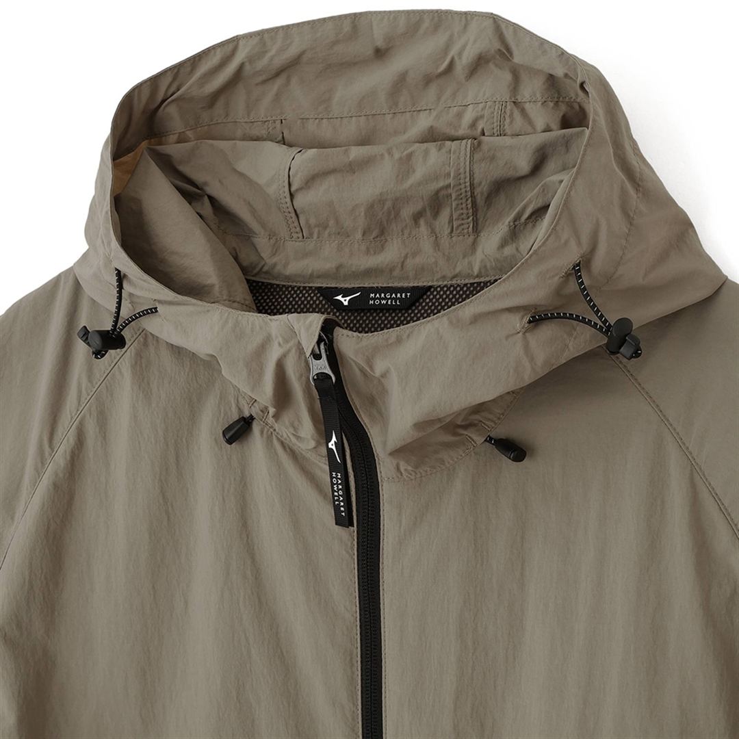 【MARGARET HOWELL】ウォーターリパレントタスランナイロンリップフーディー DK.ストーン XL