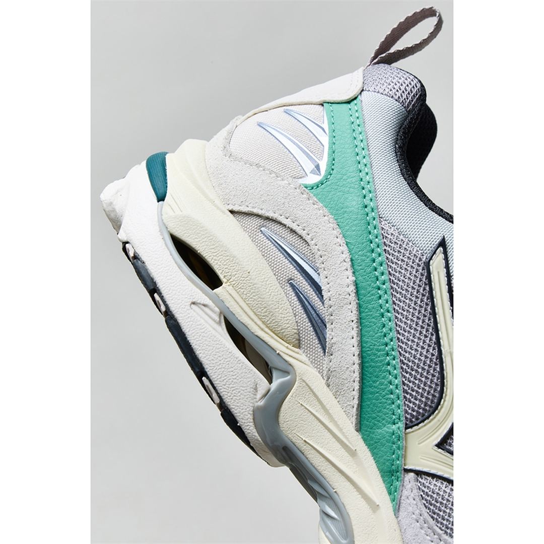 【ミズノ直営限定】WAVE RIDER 10 グレー×ホワイト×グレー 30.0