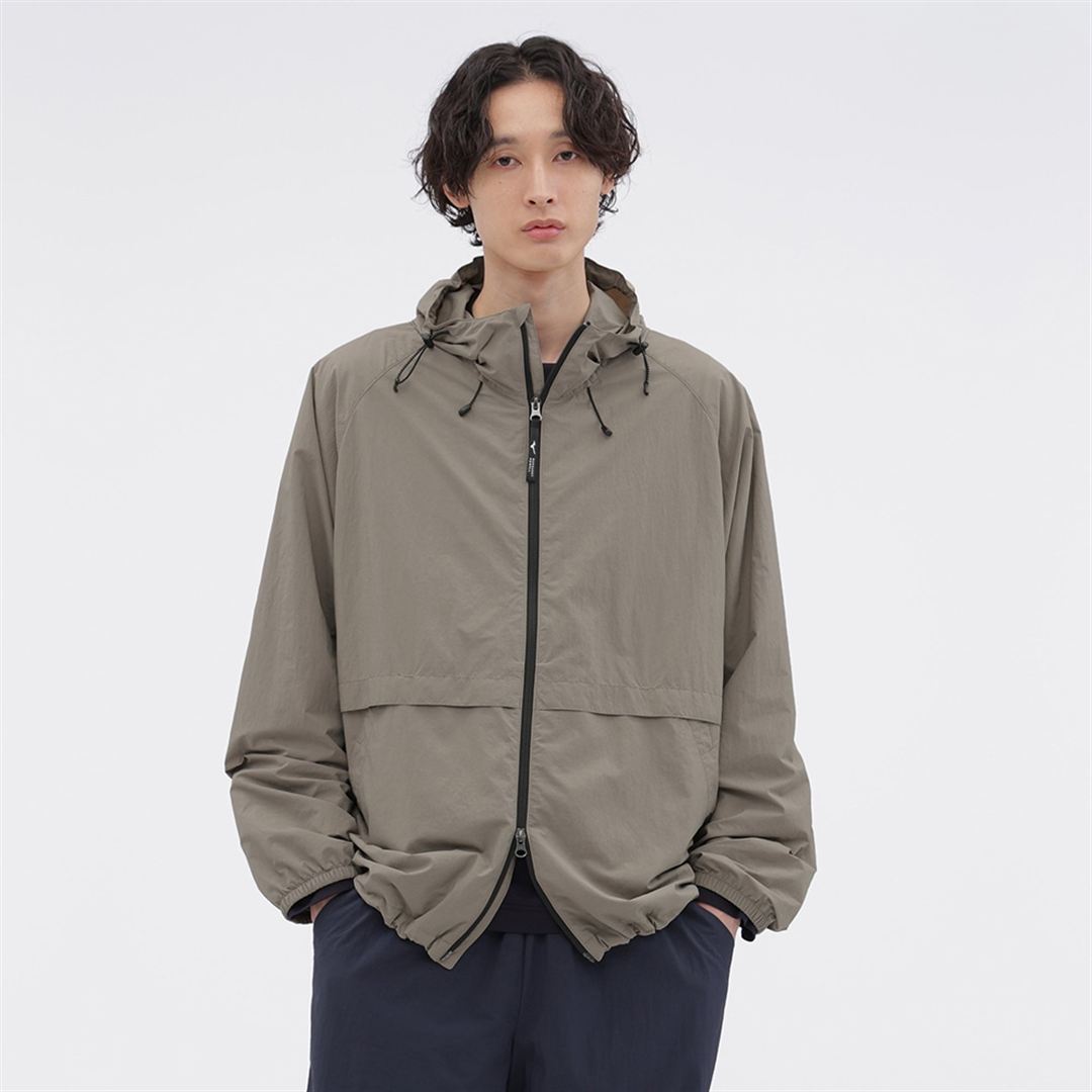 【MARGARET HOWELL】ウォーターリパレントタスランナイロンリップフーディー DK.ストーン XL