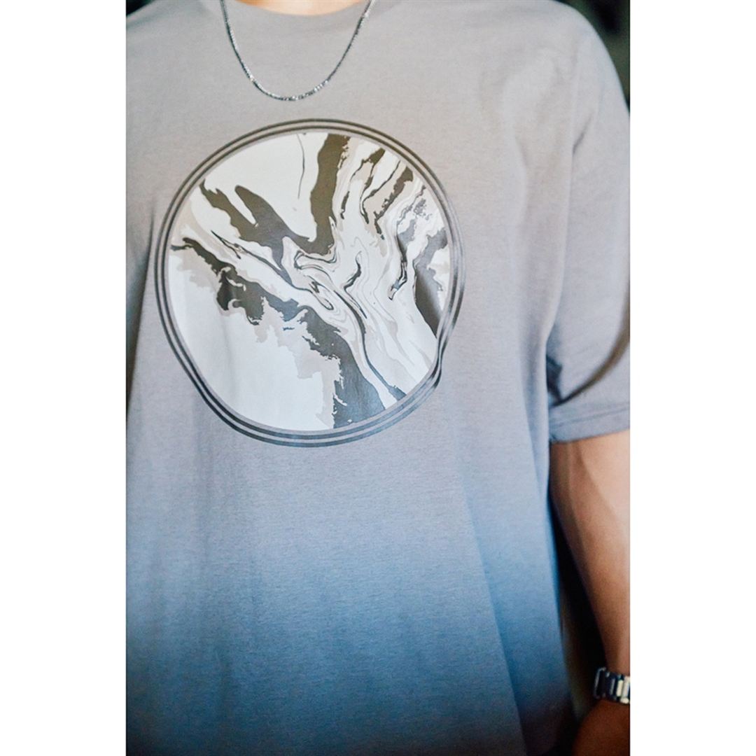 ルーズフィットグラフィックTシャツ ヴィンテージカーキ L