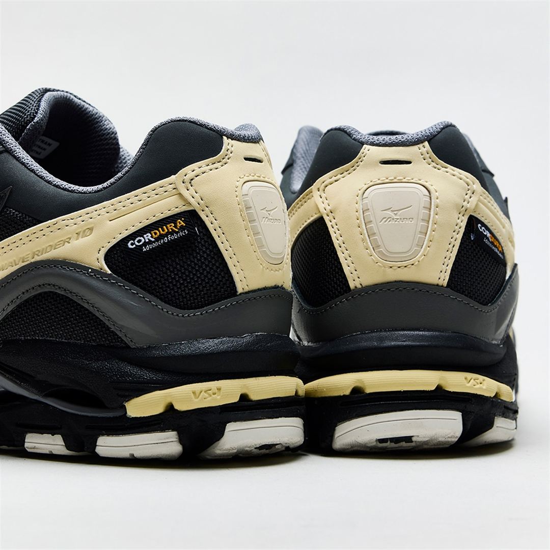 【ミズノ直営店限定】WAVE RIDER 10 CORDURA ブラック×ブラック×ベージュ 30.0