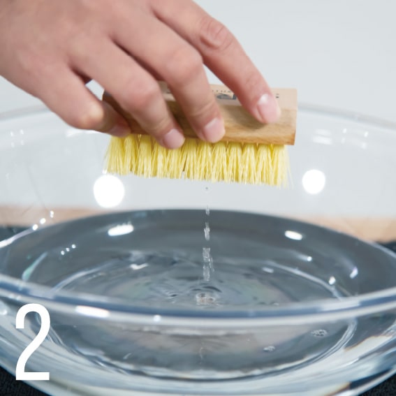 ブラシを水に浸します。