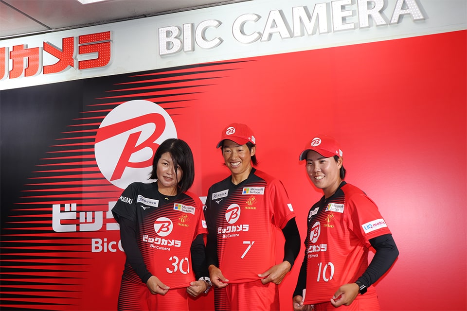 新ユニフォームの発表会に登場した岩渕監督、上野投手、内藤選手（左から）
