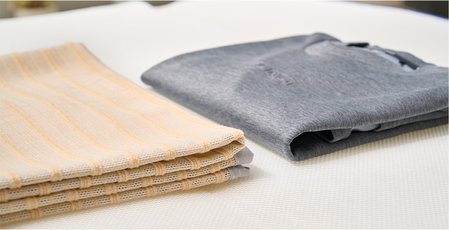 薄く折りたたみやすい柔らかさで、折りたたむとカットソー１枚とほぼ同じ厚み感に。オフシーズン時の収納でも場所も手間もとりません。そのまま洗濯できるので、清潔さを保ちたい方も頻繁に洗濯しやすくなります。
