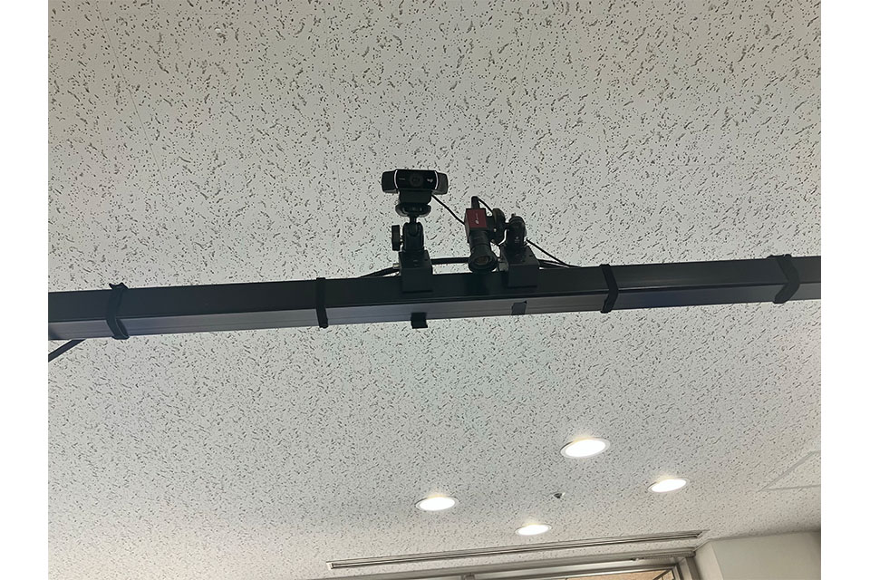 頭上の2台のカメラで投球者や投げたボールの位置を把握
