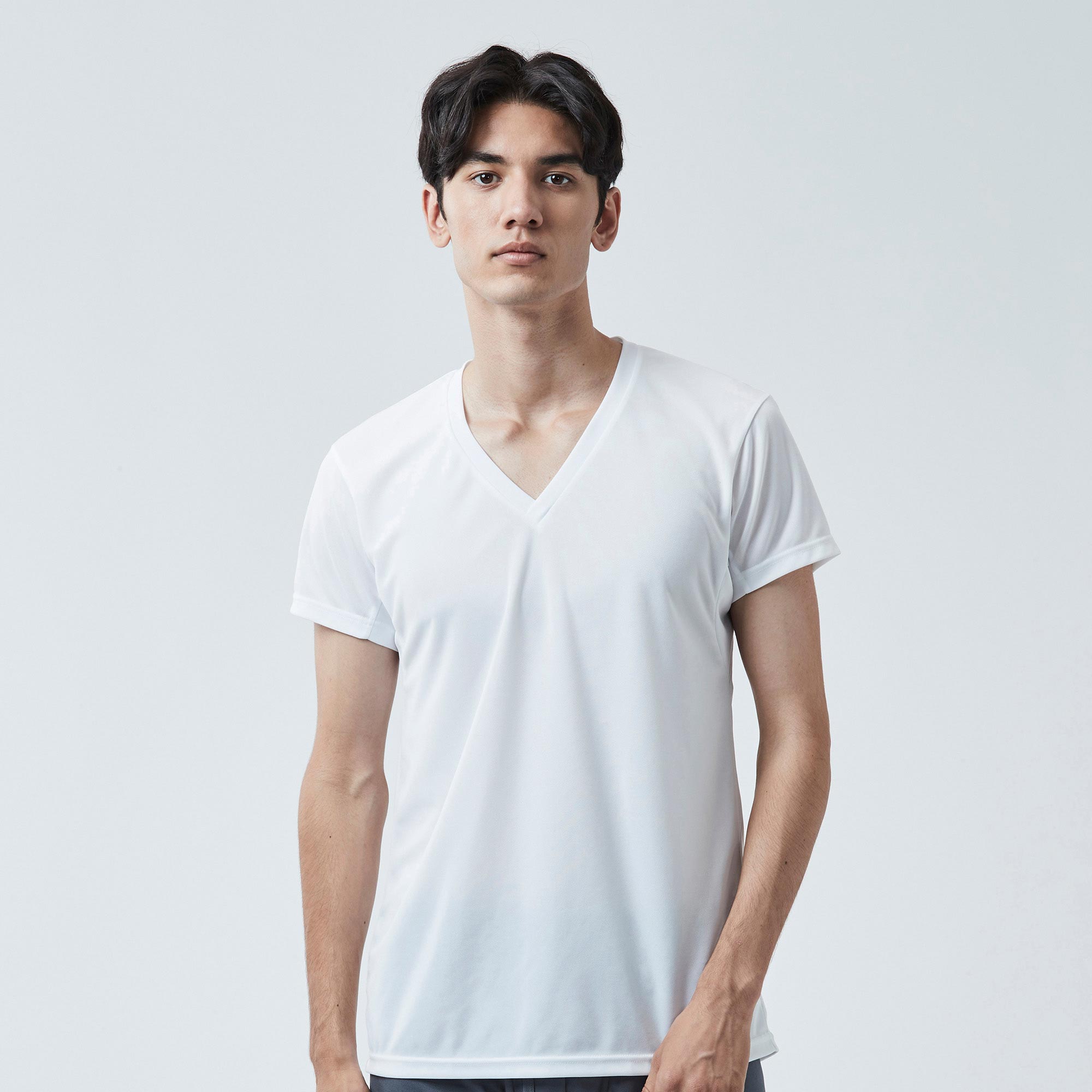 コットン92%ポリウレタン8%新品未使用【MONCLER】メンズVネックTシャツ 袖ロゴ Sサイズ