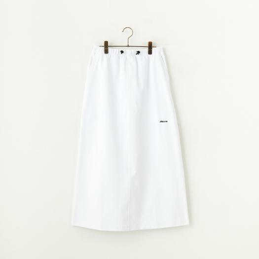 JEANS FACTORYが型から別注をかけた、シンプルでスポーティかつ都会的な雰囲気の別注ドローコードスカート。 ■フロントにワンポイントロゴ刺繍、右バックポケット付近にリフレクターロゴを施したシン