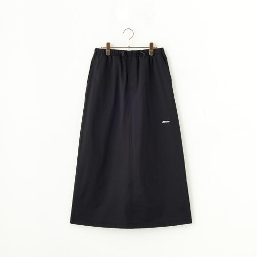 JEANS FACTORYが型から別注をかけた、シンプルでスポーティかつ都会的な雰囲気の別注ドローコードスカート。 ■フロントにワンポイントロゴ刺繍、右バックポケット付近にリフレクターロゴを施したシン