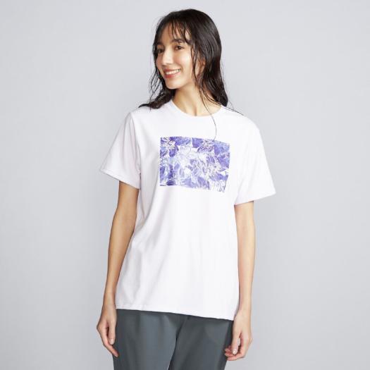 柔らかな風合いのリサイクルポリエステル素材を使用した環境にも配慮したシンプルなTシャツ。B2JWB201（リバーシブルハット）と合わせての着用もオススメです。 ■レギュラーシルエット。 ■袖はセットイ