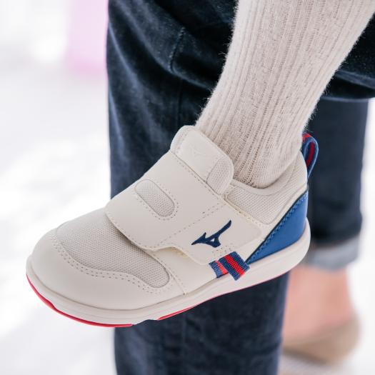 MIZUNO SHOP [ミズノ公式オンラインショップ] ミズノプレモア インファント2(キッズシューズ) ジュニア 05 オフホワイト×ネイビー C1GD2232_p