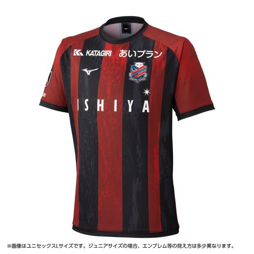 北海道コンサドーレ札幌 2025年シーズンアイテム。ジュニアサイズ。 ■ユニフォームと連動デザインのレプリカシャツ。 ■クラブを象徴する赤黒ストライプの中に、北海道の美しい湖、流氷、紅葉などの様々な景