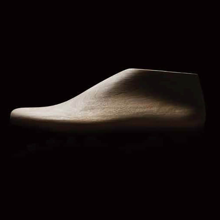 研ぎ澄まされた素足感覚を生み出すために設計された足型